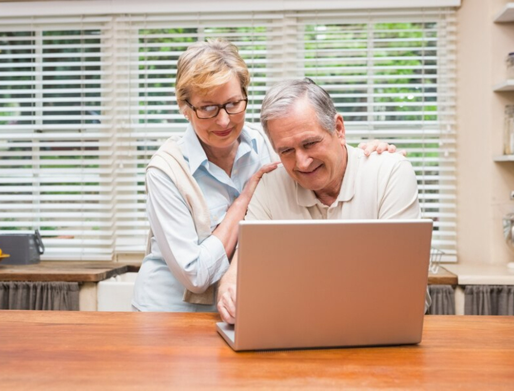 Ordinateur adapté pour senior installé à domicile